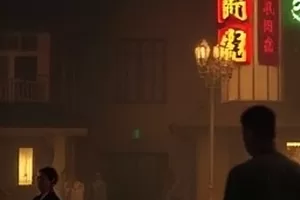 旧唱片店剧集中木质唱片架与封套的画面